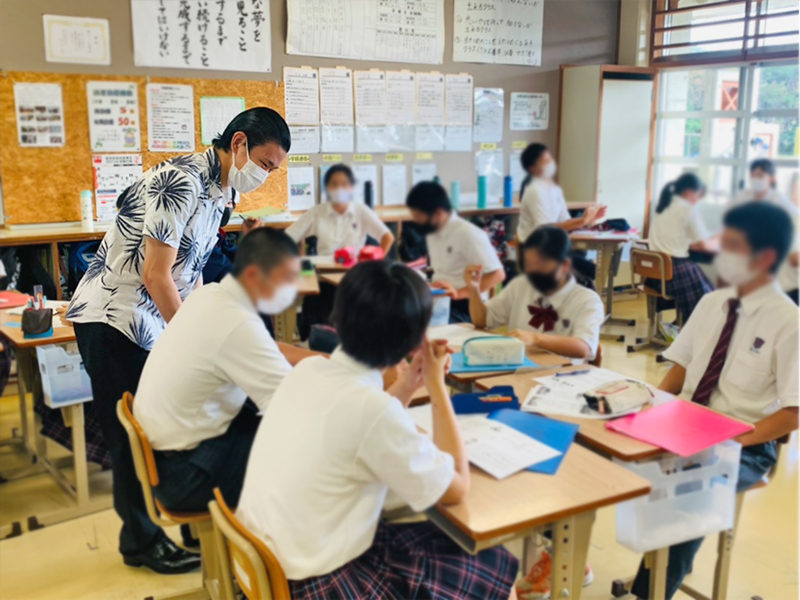 県内中学校への出前講座授業に講師として参加