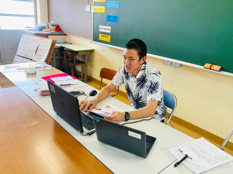 県内中学校への出前講座授業に講師として参加