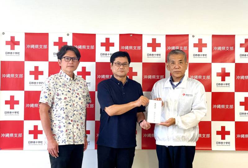 左から（株）前田産業ホテルズ 専務取締役 上原 明寿　取締役副社長 長山 博明 　日本赤十字社沖縄県支部 事務局長 上間 司 氏